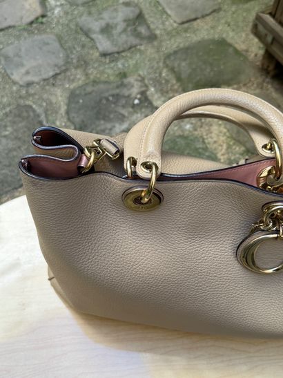 CHRISTIAN DIOR 
Sac à main modèle 