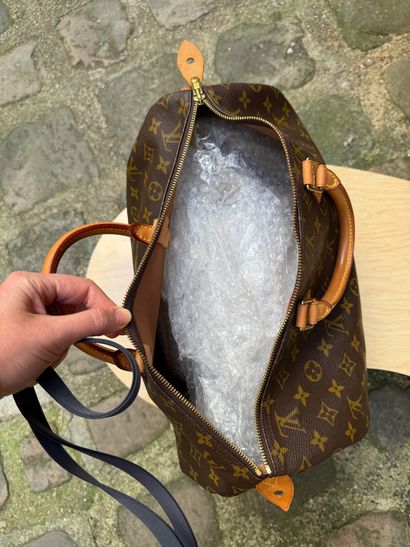 LOUIS VUITTON 
Sac à main modèle 