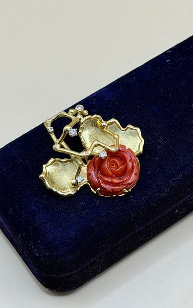 Très élégante broche en or jaune 18 carats...