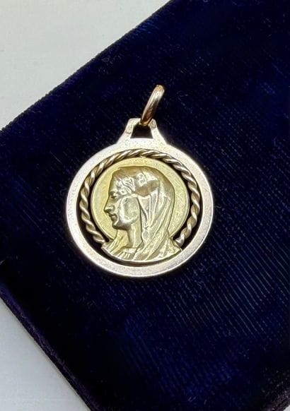 Médaille ronde en or jaune 18 carats (750/1000)...