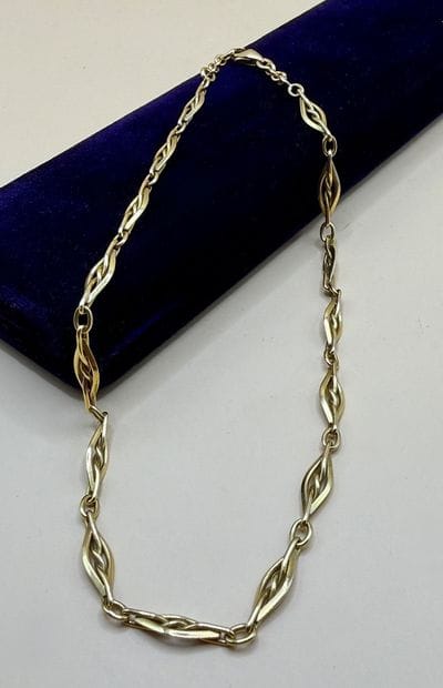 Collier ras-du-cou en or jaune 18 carats...