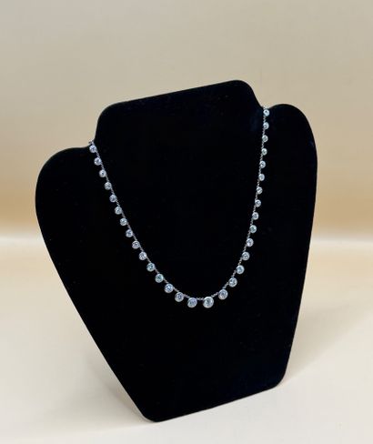 Ravissant et délicat collier en platine (850/1000)...