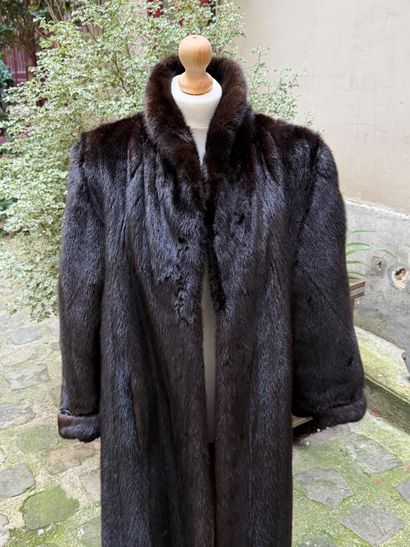 Très élégant manteau en vison marron à col...