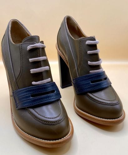 CHLOÉ
Paire de bottines en cuir de veau taupe...