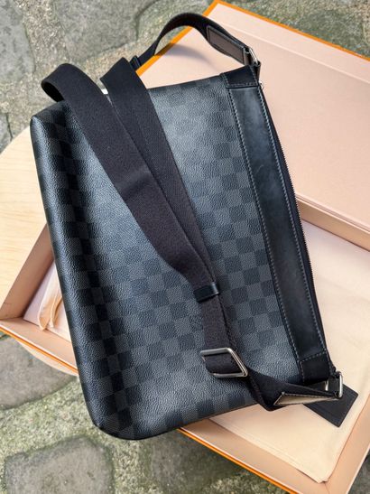 LOUIS VUITTON 
Circa 2020 
Sacoche modèle...