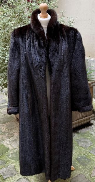 Très élégant manteau en vison marron à col...