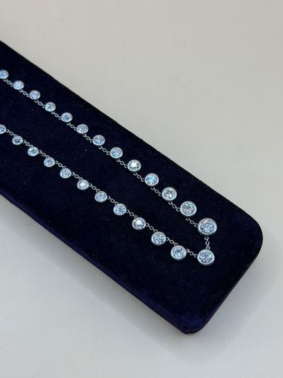 Ravissant et délicat collier en platine (850/1000)...
