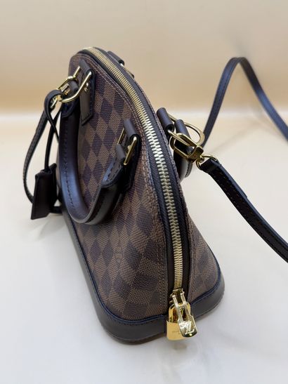 LOUIS VUITTON 
Sac à main modèle 
