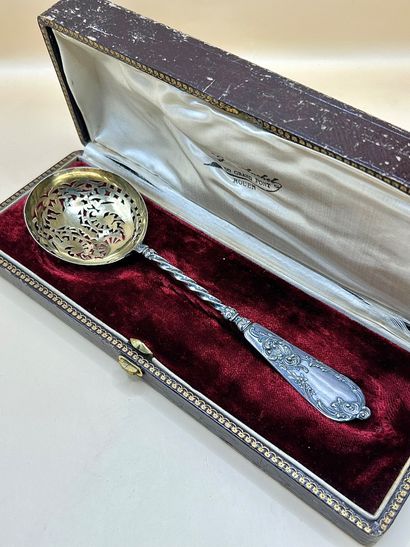 Cuillère saupoudreuse en argent et vermeil...