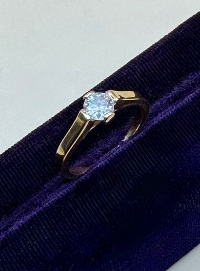 Bague solitaire en or jaune 18 carats (750/1000)...
