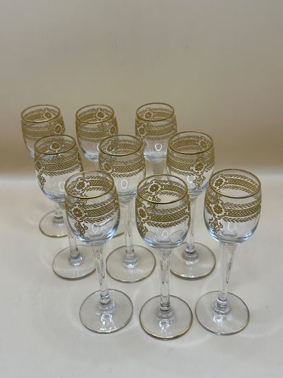 Ensemble comprenant neuf verres à liqueur...