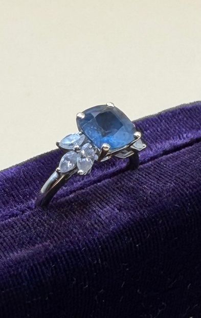 Bague en or gris 18 carats (750/1000) sertie...