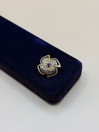 Broche fleur en or jaune et gris 18 carats...