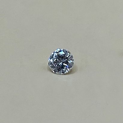 Un diamant de taille moderne sur papier pesé...