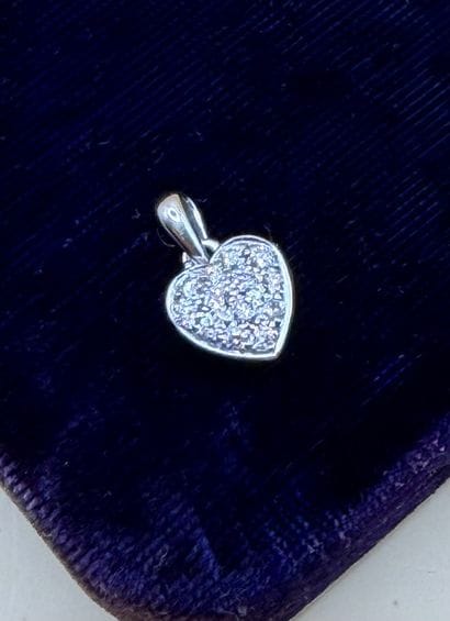 Pendentif coeur en or gris 18 carats (750/1000)...