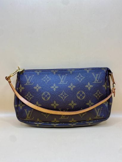 LOUIS VUITTON 
Pochette en toile Monogram,...