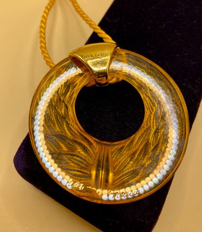 LALIQUE 
Important pendentif en verre teinté...