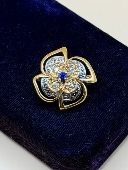 Broche fleur en or jaune et gris 18 carats...