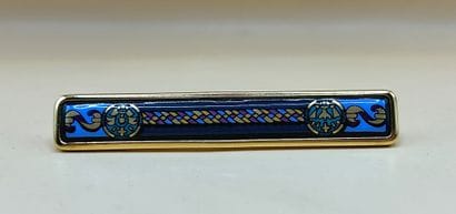 HERMÈS PARIS
Broche baguette en métal doré,...