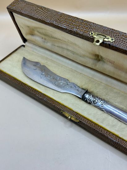 Couteau en argent et argent fourré (950/1000)...