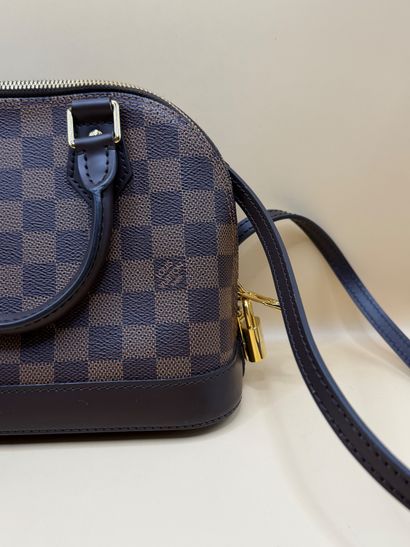 LOUIS VUITTON 
Sac à main modèle 