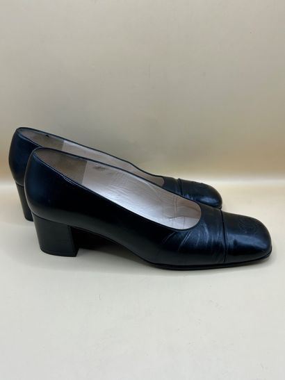CHANEL 
Paire d'escarpins à bouts carrés...