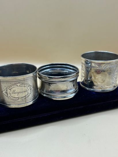 Lot comprenant 4 ronds de serviette en argent...