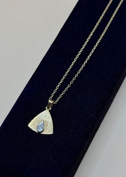 Pendentif triangulaire en or jaune et gris...