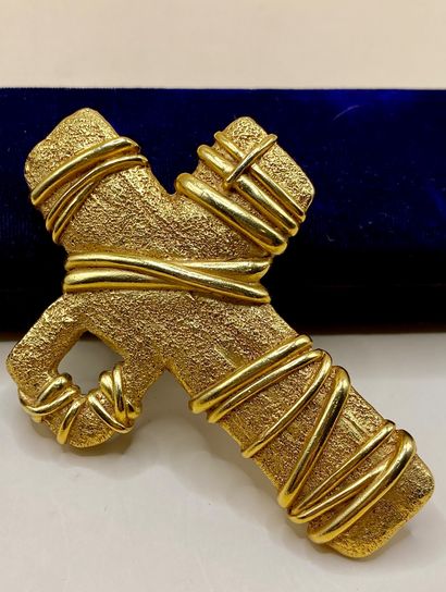 CHRISTIAN LACROIX 
Importante broche croix...