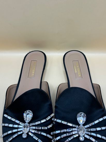 AQUAZZURA
Mules en satin noir et strass....