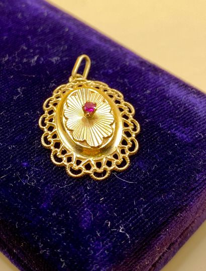 Ravissant pendentif en or jaune 18 carats...