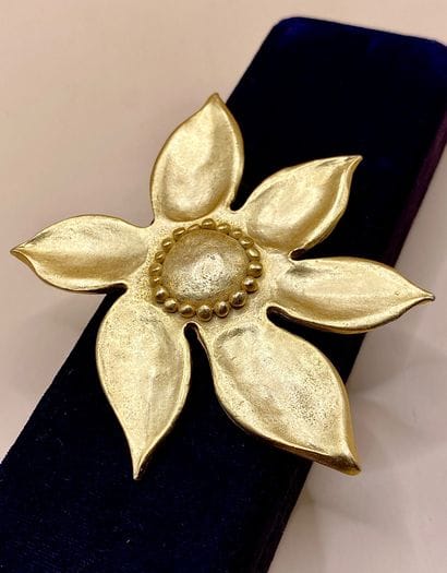 IL ÉTAIT UNE FOIS 
Importante broche en métal...