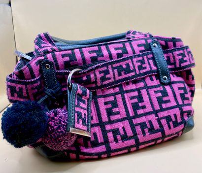 FENDI 
Sac à main en cuir noir et laine rose...