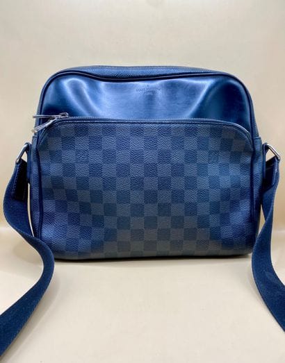 LOUIS VUITTON 
Circa 2017
Référence CA1197
Sacoche...