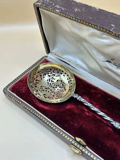 Cuillère saupoudreuse en argent et vermeil...