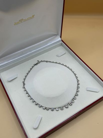 Ravissant et délicat collier en platine (850/1000)...