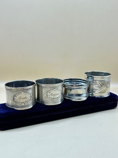 Lot comprenant 4 ronds de serviette en argent...