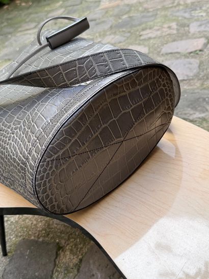 LANCEL 
Grand sac seau en cuir gris effet...
