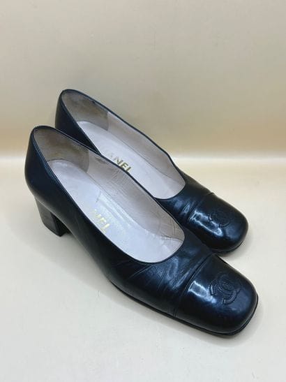CHANEL 
Paire d'escarpins à bouts carrés...