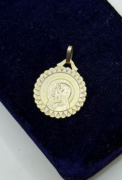 Médaille en or jaune 18 carats (750/1000)...