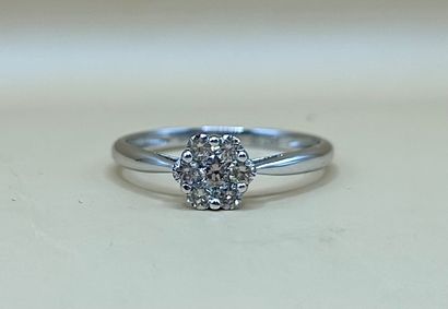 Ravissante bague fleur en or blanc 18 carats...