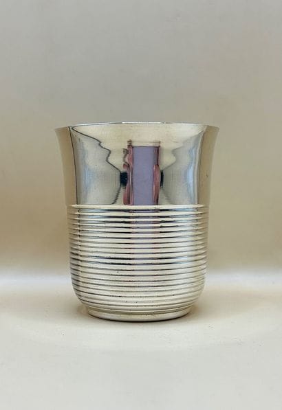 CHRISTOFLE 
Timbale en métal argenté à décor...