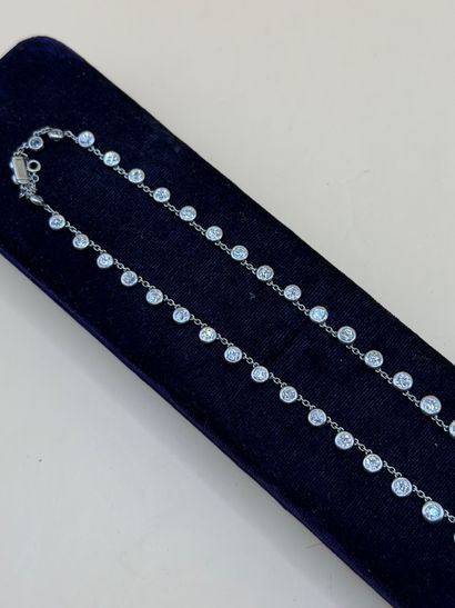 Ravissant et délicat collier en platine (850/1000)...