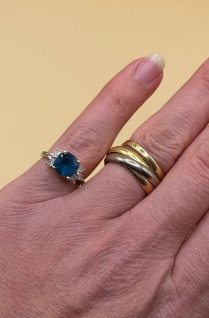 Bague en or gris 18 carats (750/1000) sertie...