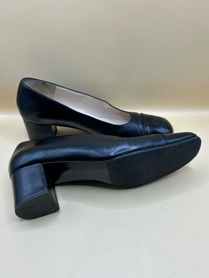 CHANEL 
Paire d'escarpins à bouts carrés...