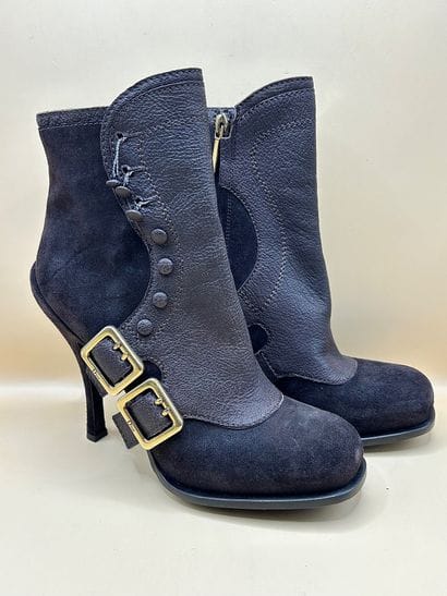 DIOR 
Paire de bottines marrons en daim et...