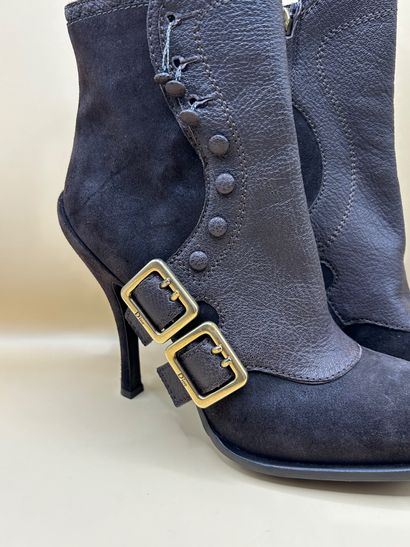 DIOR 
Paire de bottines marrons en daim et...