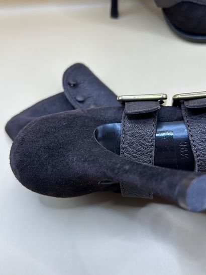 DIOR 
Paire de bottines marrons en daim et...