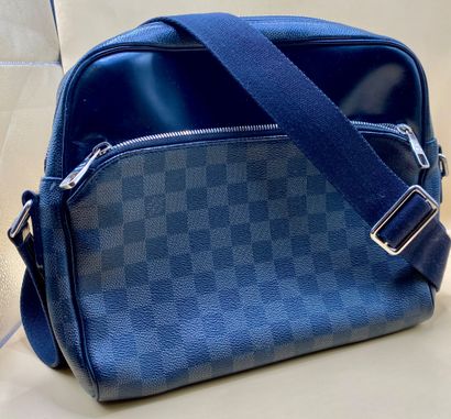 LOUIS VUITTON 
Circa 2017
Référence CA1197
Sacoche...