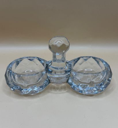 BACCARAT
Salerons en cristal taillé. 
Signé...